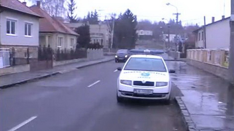 Levickí policajti parkovanie pred krčmou
